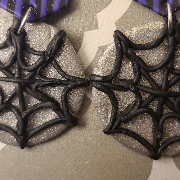 🎃🕸Spooky Spiderweb Earrings🕸 - Picture 3 of 3